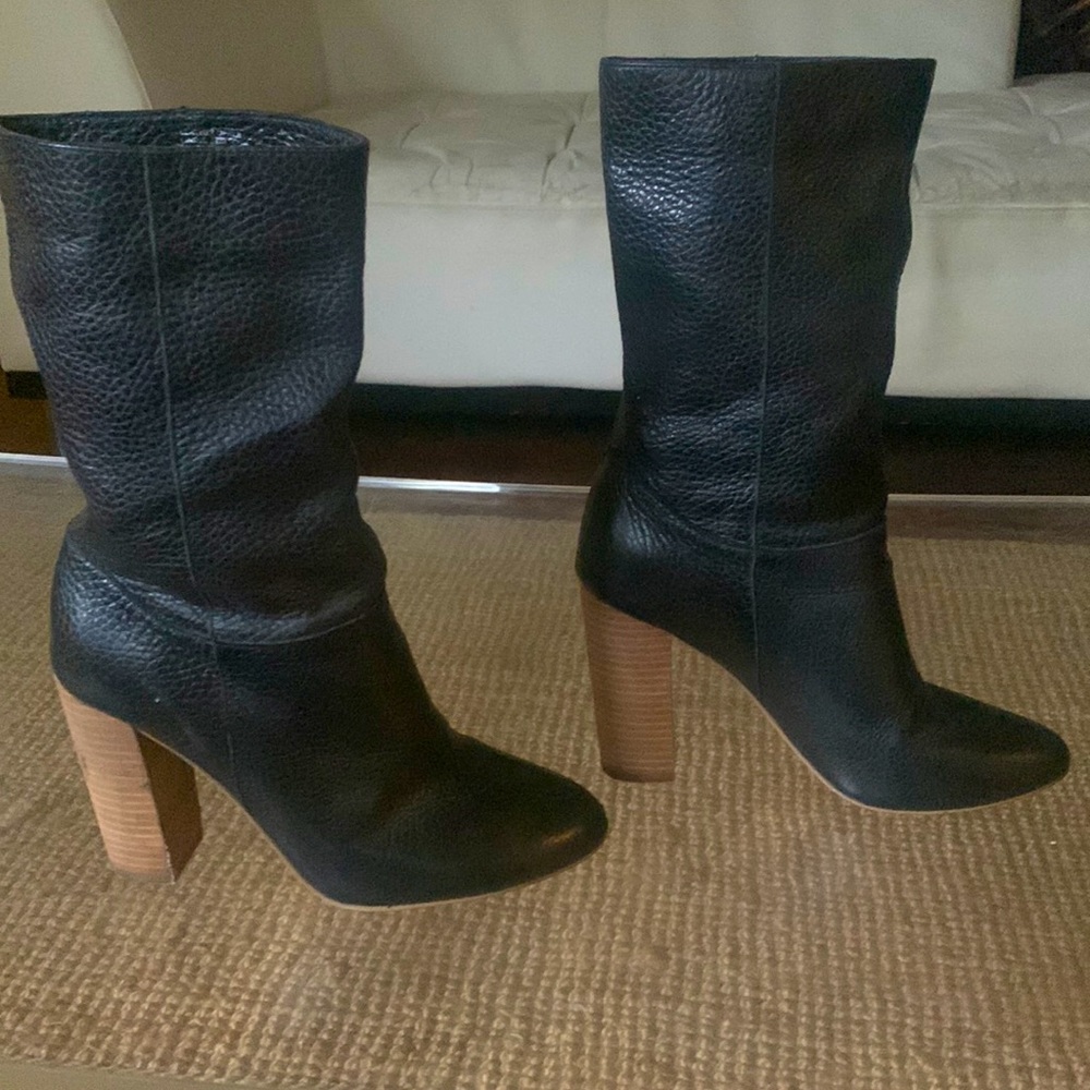 ✨ Gorge dark navy blue leather boot w wooden heel✨